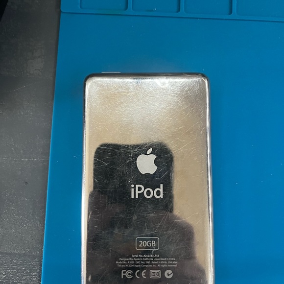 iPod Classic 4th Gen Photo 20GB - Picture 2 of 4